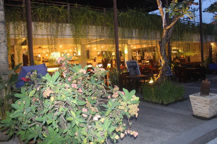 Imagen del bar/restaurante del Hotel Oasis Kuta. Foto 2