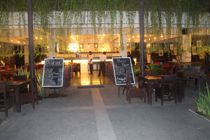 Imagen del bar/restaurante del Hotel Oasis Kuta. Foto 4