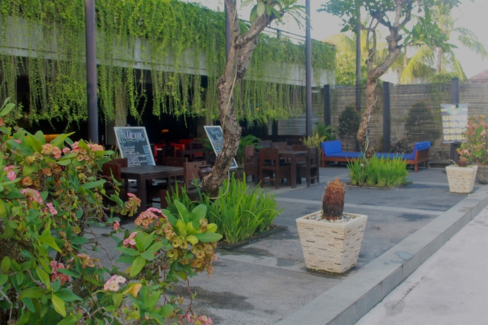 Imagen de los exteriores del Hotel Oasis Kuta. Foto 9