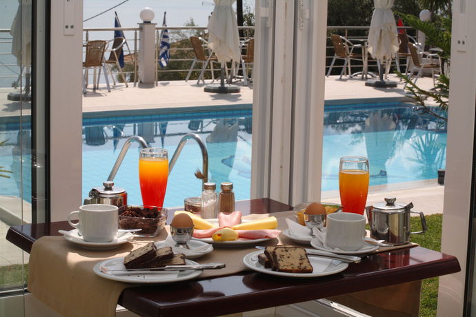 Imagen de la piscina del Hotel Oasis, Léucade. Foto 12