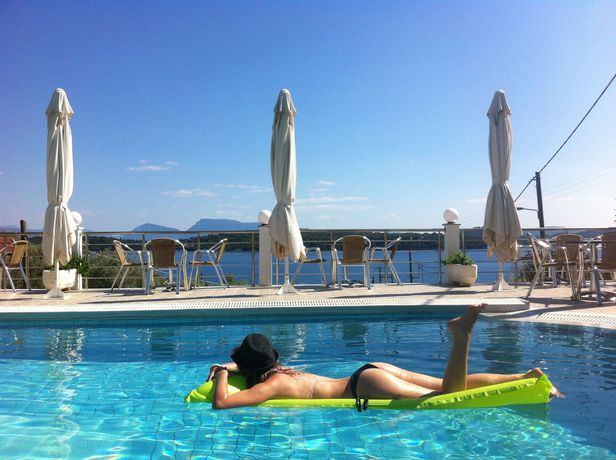 Imagen de la piscina del Hotel Oasis, Léucade. Foto 13