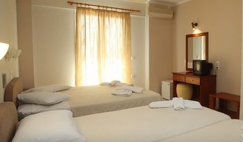 Imagen de la piscina del Hotel Oasis, Léucade. Foto 16