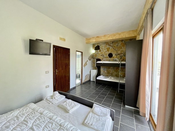 Imagen de los exteriores del Hotel Oasis, Orikum. Foto 13