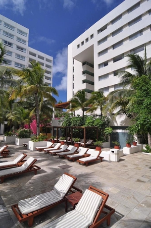 Imagen de los exteriores del Hotel Oasis Palm All Inclusive. Foto 11