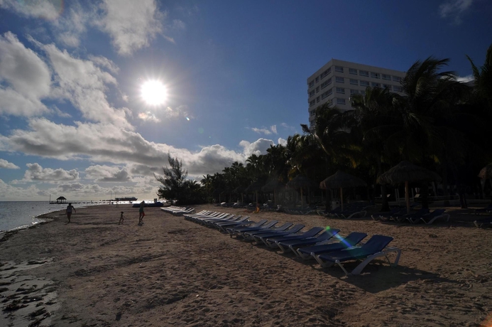 Imagen de los exteriores del Hotel Oasis Palm All Inclusive. Foto 15