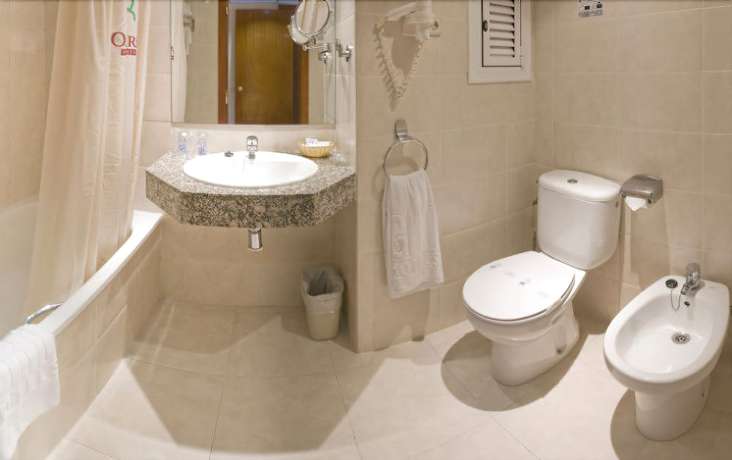 Imagen de la habitación del Hotel Oasis Park Junior Suites. Foto 4