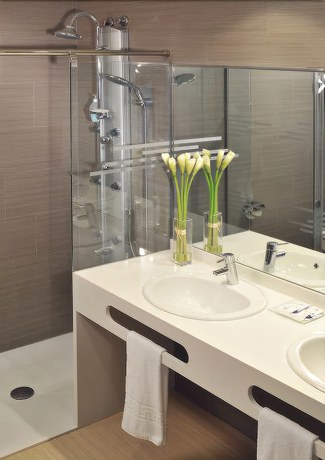 Imagen de la habitación del Hotel Oasis Park Junior Suites. Foto 5