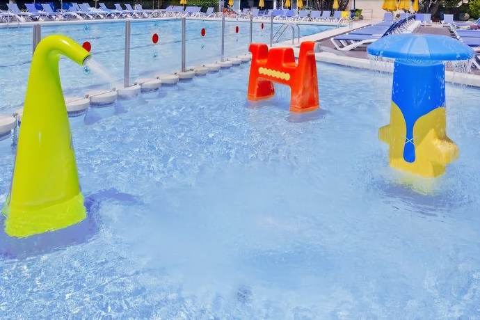 Imagen de la piscina del Hotel Oasis Park Junior Suites. Foto 16