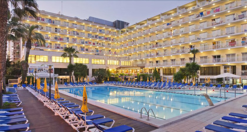 Imagen de la piscina del Hotel Oasis Park Junior Suites. Foto 17