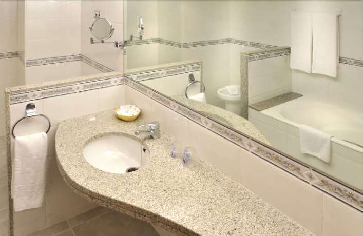 Imagen de la habitación del Hotel Oasis Park Junior Suites. Foto 7