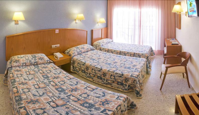 Imagen de la habitación del Hotel Oasis Park Junior Suites. Foto 9