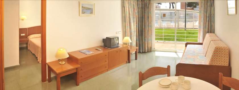 Imagen de la habitación del Hotel Oasis Park Junior Suites. Foto 10