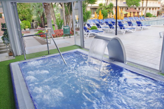 Imagen de la piscina del Hotel Oasis Park Junior Suites. Foto 19