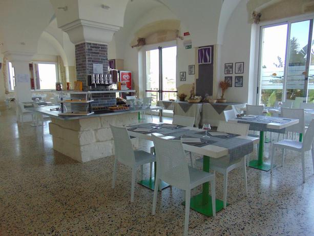 Imagen del bar/restaurante del Hotel Oasis Park, MAGLIE. Foto 2