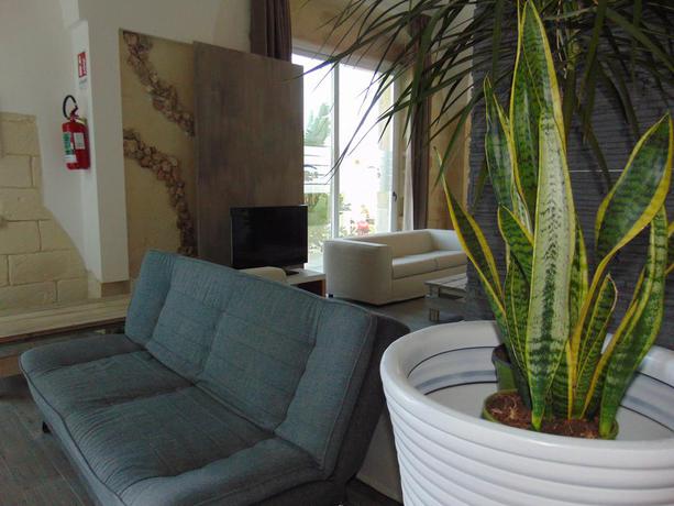 Imagen de los interiores del Hotel Oasis Park, MAGLIE. Foto 9