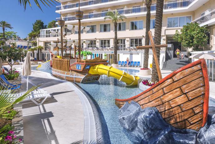 Imagen de la piscina del Hotel Oasis Park Splash. Foto 16