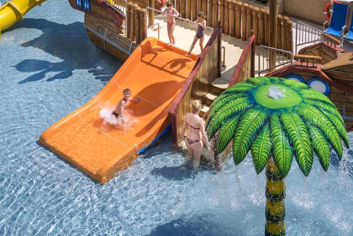 Imagen de la piscina del Hotel Oasis Park Splash. Foto 17