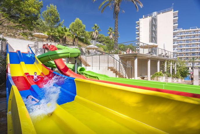 Imagen de la piscina del Hotel Oasis Park Splash. Foto 21