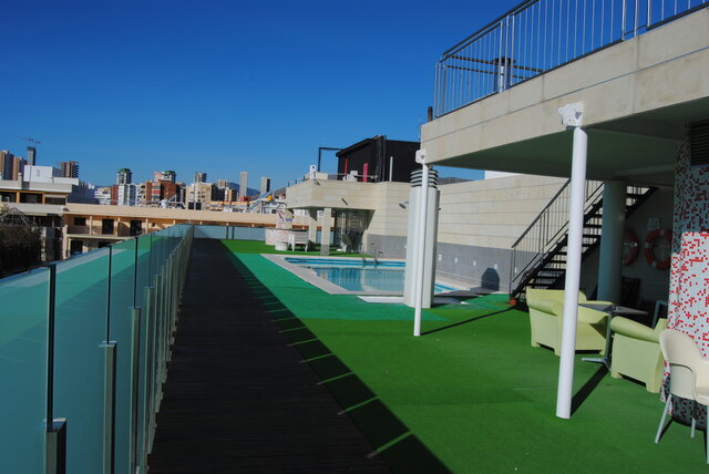 Imagen de la piscina del Hotel Oasis Plaza, Benidorm Centro. Foto 13