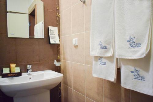 Imagen de la habitación del Hotel Oasis Resort and Spa. Foto 7