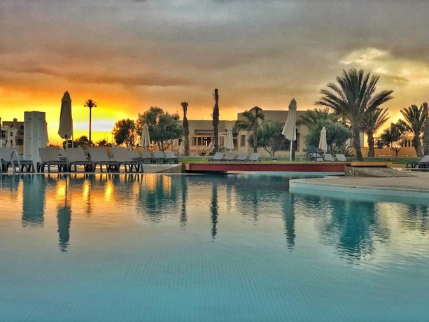 Imagen de la piscina del Hotel Oasis Saidia Palace and Blue Pearl. Foto 12