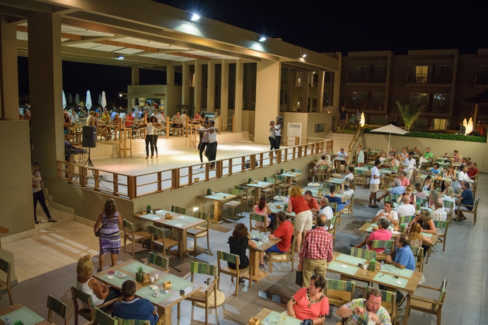 Imagen del bar/restaurante del Hotel Oasis Salinas Sea. Foto 2