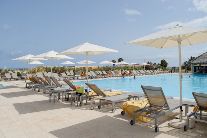 Imagen de la piscina del Hotel Oasis Salinas Sea. Foto 13