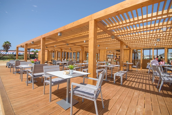 Imagen del bar/restaurante del Hotel Oasis Salinas Sea. Foto 3