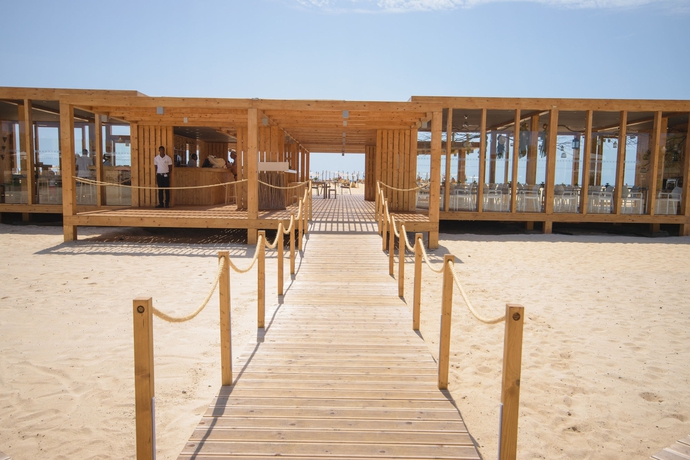 Imagen del bar/restaurante del Hotel Oasis Salinas Sea. Foto 4