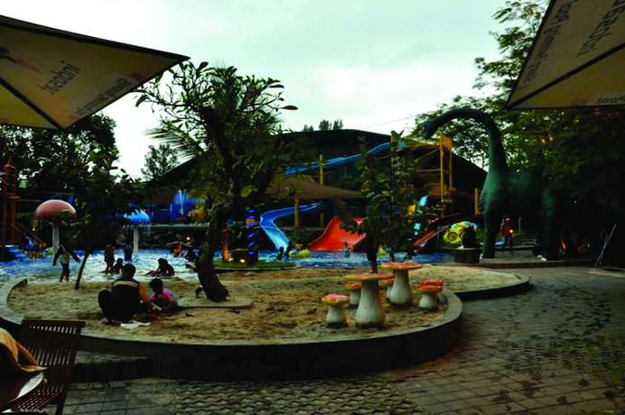 Imagen de los exteriores del Hotel Oasis Siliwangi Sport. Foto 14