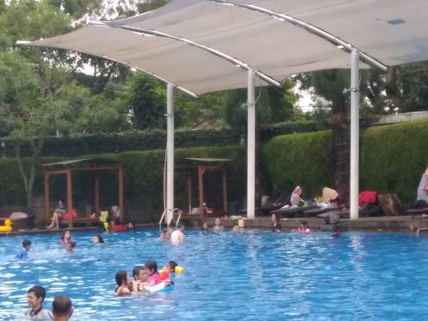 Imagen de la piscina del Hotel Oasis Siliwangi Sport. Foto 18