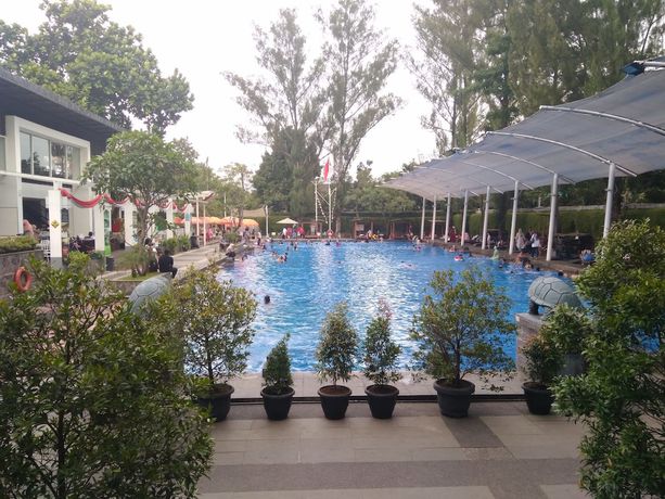 Imagen de la piscina del Hotel Oasis Siliwangi Sport. Foto 20