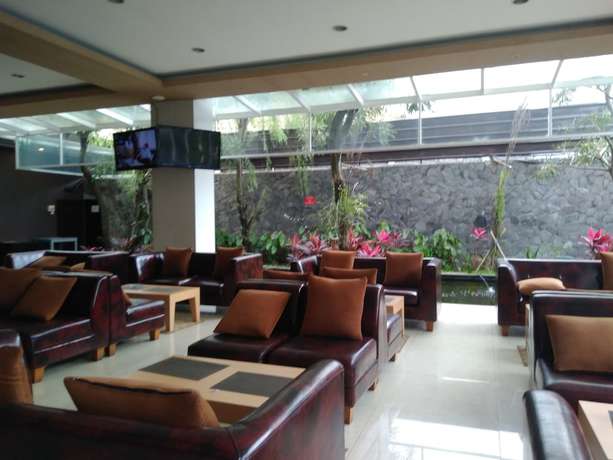 Imagen del bar/restaurante del Hotel Oasis Siliwangi Sport. Foto 2