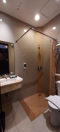 Imagen de la habitación del Hotel Oasis Siliwangi Sport. Foto 9