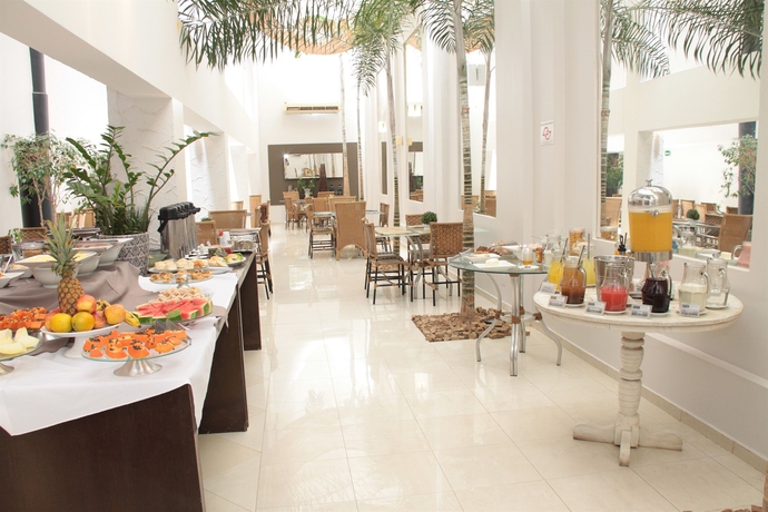 Imagen del bar/restaurante del Hotel Oasis Tower. Foto 3