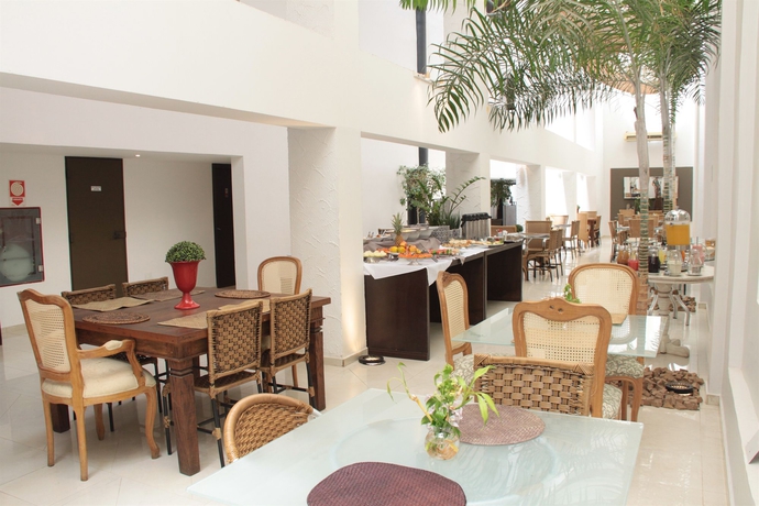 Imagen del bar/restaurante del Hotel Oasis Tower. Foto 4