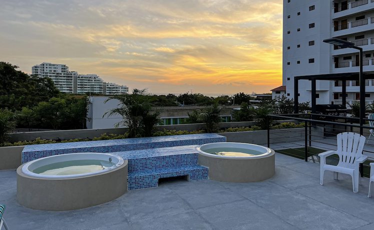 Imagen de la piscina del Hotel Oasis Tropical. Foto 19