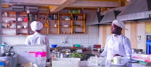 Imagen general del Hotel Oasis and Guest House. Voi. Foto 4