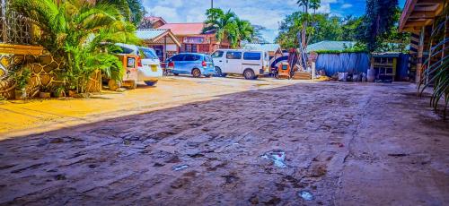 Imagen general del Hotel Oasis and Guest House. Voi. Foto 8