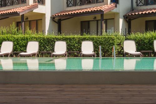 Imagen de la piscina del Hotel Oasis del Sol. Foto 9