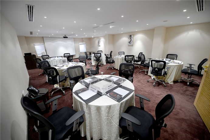 Imagen de los interiores del Hotel Obaer. Foto 12