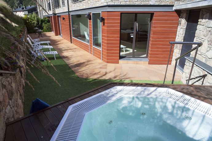 Imagen de los exteriores del Hotel Obaga Blanca. Foto 6