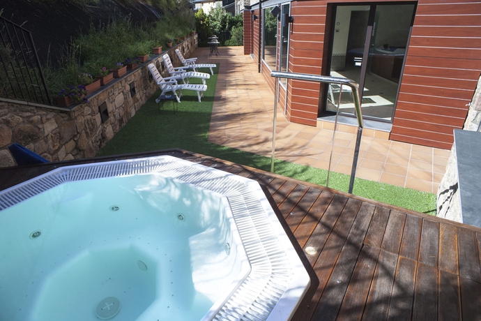 Imagen de la piscina del Hotel Obaga Blanca. Foto 10