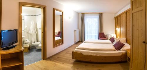Imagen de la habitación del Hotel Obereggen. Foto 7