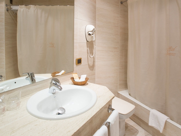 Imagen de la habitación del Hotel Oca Ipanema. Foto 13