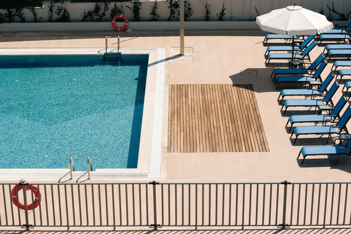 Imagen de la piscina del Hotel Occidental Aranjuez. Foto 15