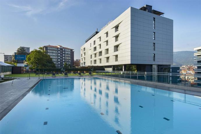 Imagen de la piscina del Hotel Occidental Bilbao. Foto 20