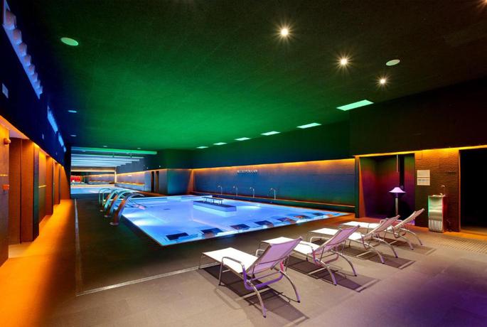 Imagen de la piscina del Hotel Occidental Bilbao. Foto 21
