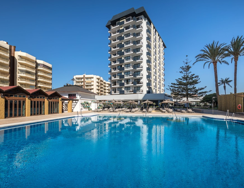 Imagen de la piscina del Hotel Occidental Fuengirola. Foto 30