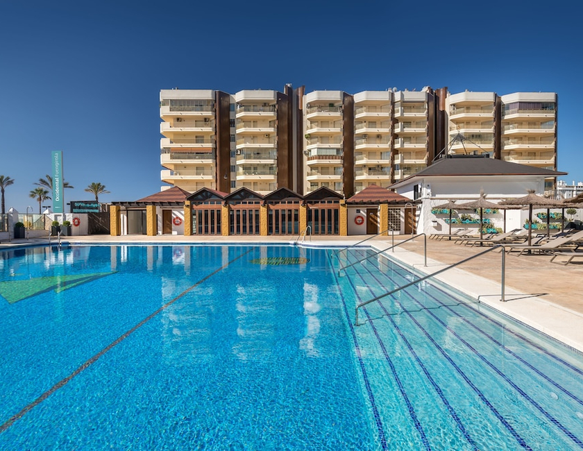 Imagen de la piscina del Hotel Occidental Fuengirola. Foto 31